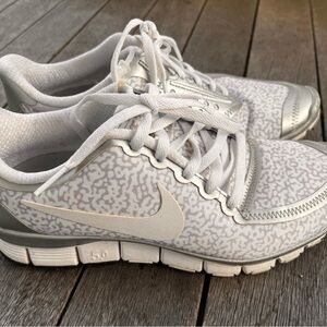 Nike Women's Gray and Silver Athletic Shoes
